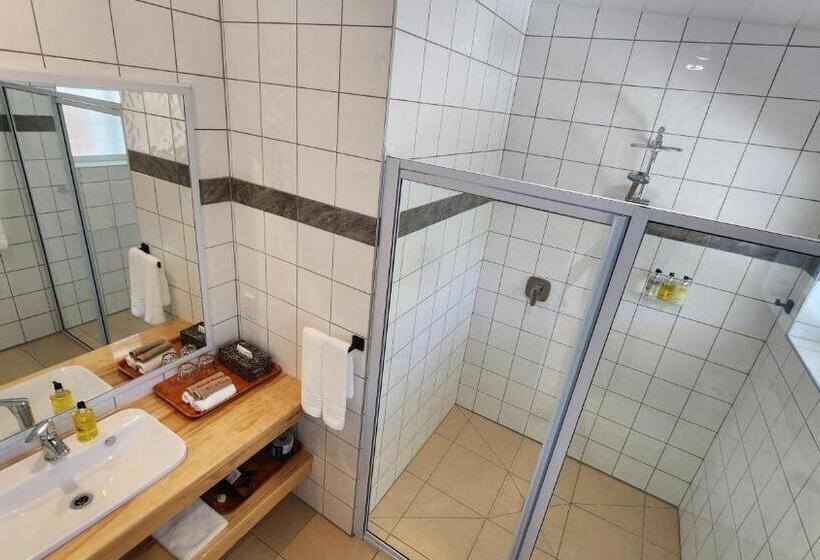 اتاق لوکس با بالکن و چشم‌انداز دریا, Resort Tava'e