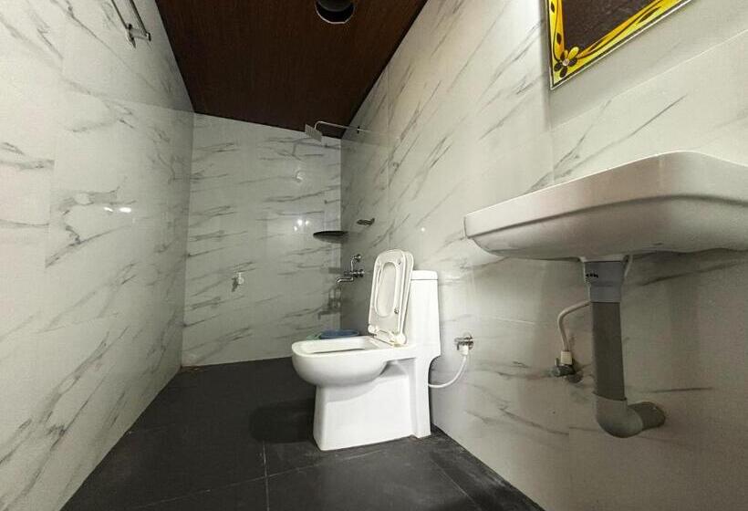 Номер Стандарт Трехместный, Sri Swarna Darvi Lodge Horanadu