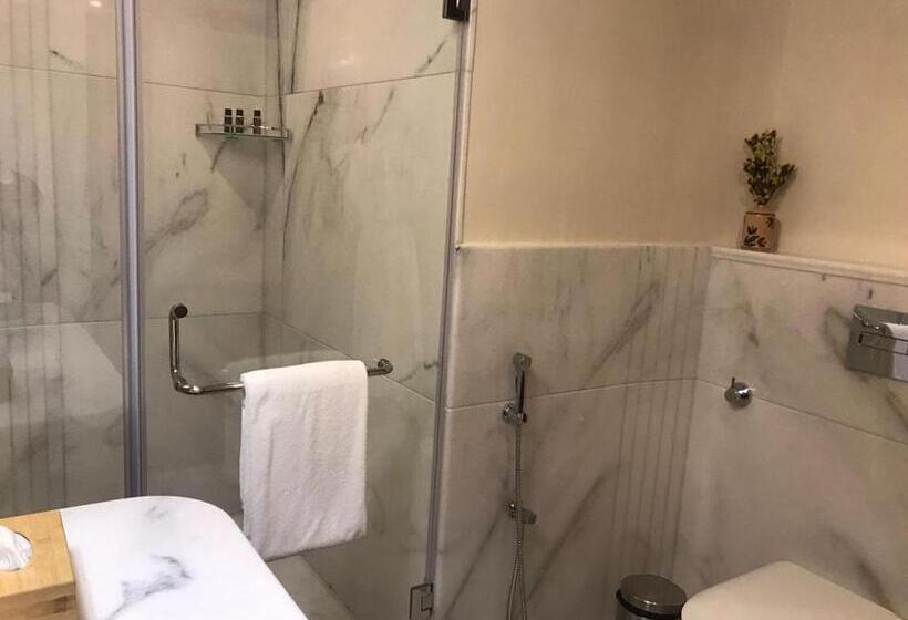 Номер Deluxe, The Shillong Address