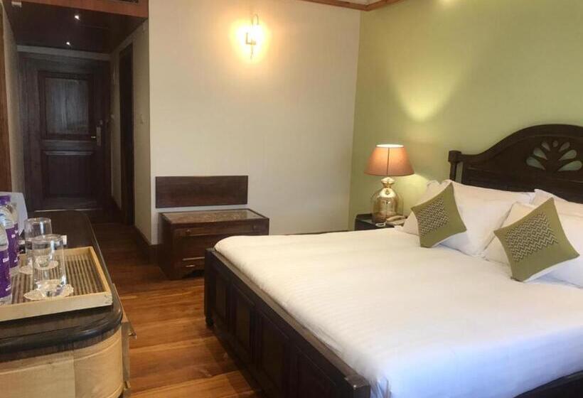 Номер Deluxe, The Shillong Address