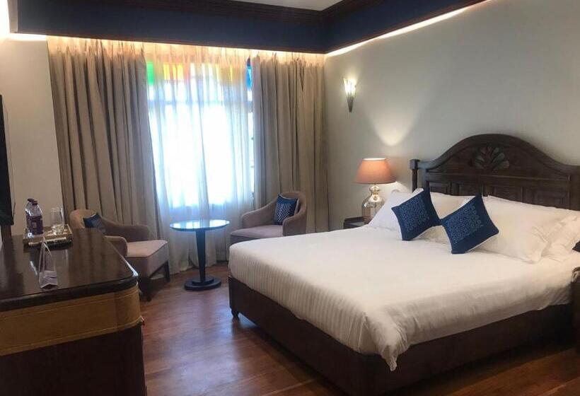 Номер Deluxe Кровать Кинг, The Shillong Address