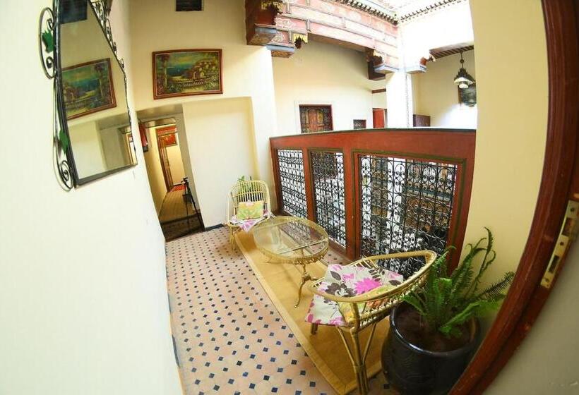 سوییت خانوادگی, Fez Experiences