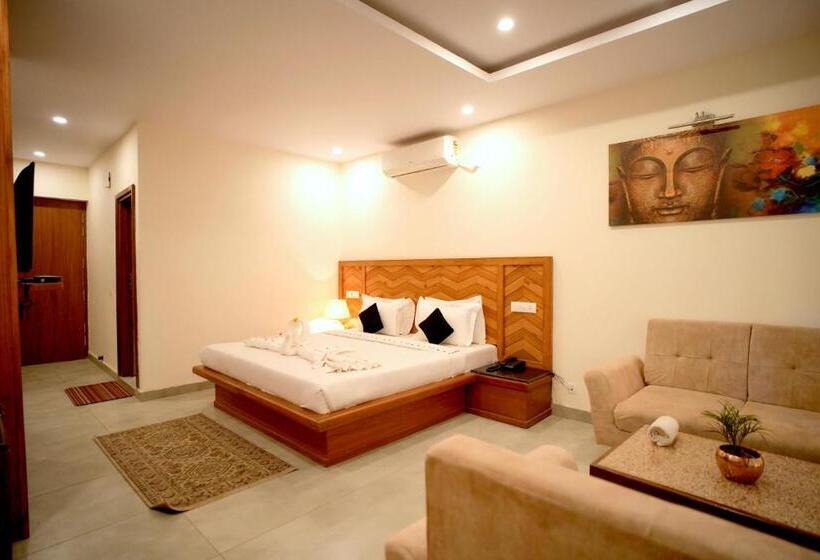 디럭스 룸 킹사이즈 침대, Shivalik Hotel And Resorts
