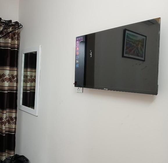 اتاق اکونومی, In Need   Near To The Us France Italy Saudi Embassy And Airport