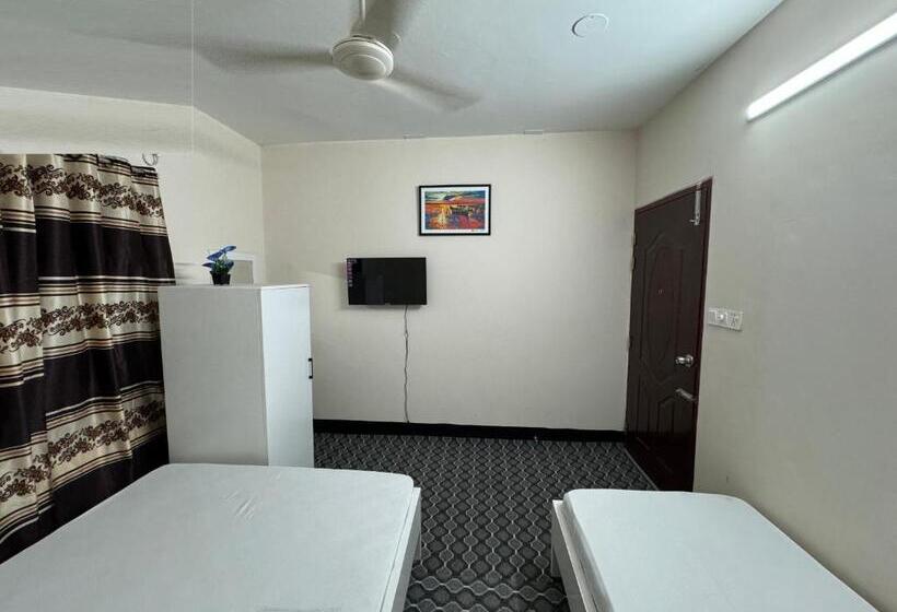 اتاق ساده سه‌ نفره, In Need   Near To The Us France Italy Saudi Embassy And Airport