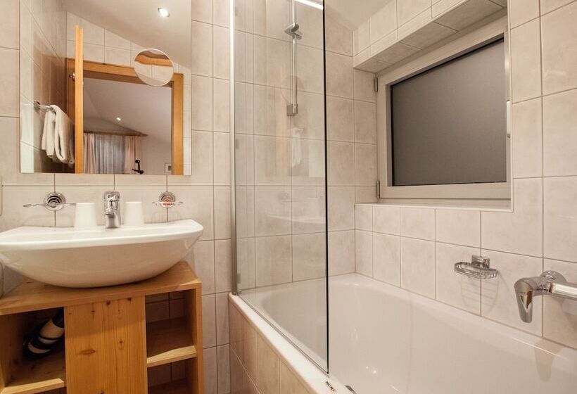 سوییت جونیور, Bio Hotel Saladina