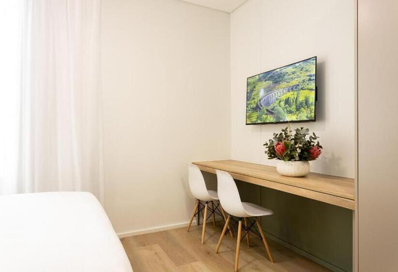 Quarto Estandar, Adderley Gardens