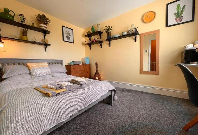 스탠다드 룸 공동 욕실, Double Room In Newhaven With Own Tv & Microwave  Plus Cereal And Toast Breakfast