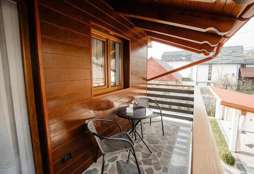 اتاق استاندارد چهارنفره با بالکن, Casa Mecva