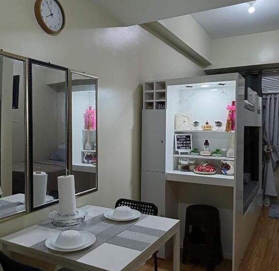 Студио Стандарт Вид на Бассейн, Holland Park Condominium Southwoods Biñan Laguna