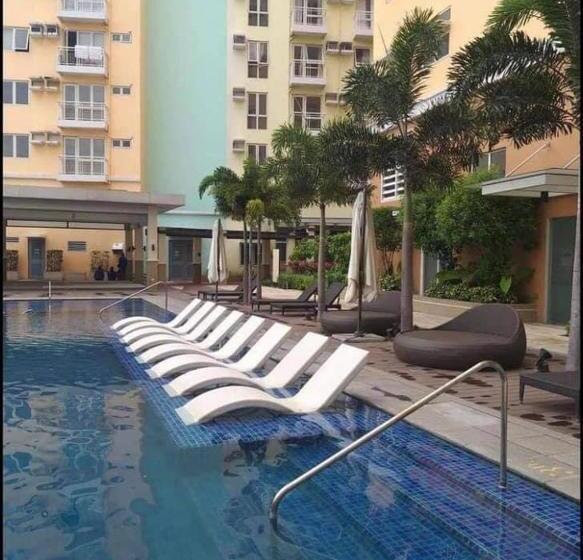 Студио Стандарт Вид на Бассейн, Holland Park Condominium Southwoods Biñan Laguna