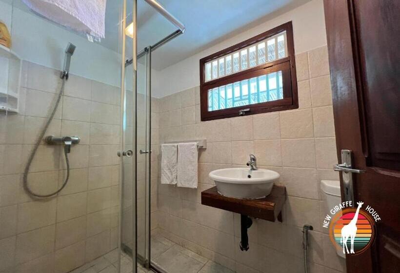 اتاق استاندارد چهار تخته با چشم‌انداز دریا, New Giraffe House