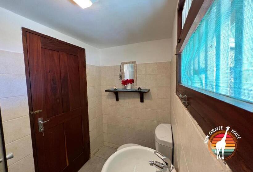 اتاق استاندارد چهار تخته, New Giraffe House