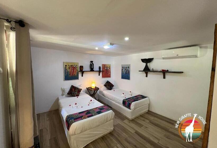 اتاق استاندارد چهار تخته, New Giraffe House