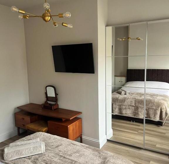 اتاق استاندارد, The Curious Apartment, Cheltenham