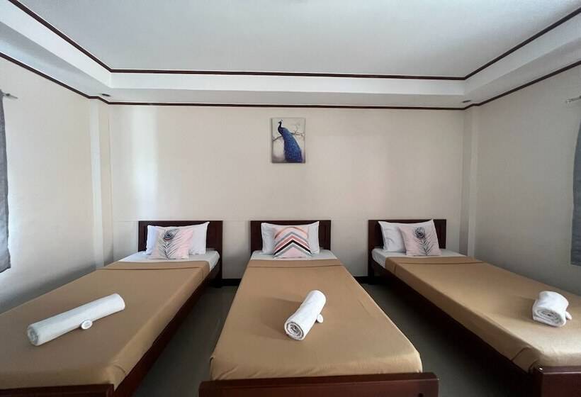 Quarto Triplo Estandar, Dinah S Tourist Inn