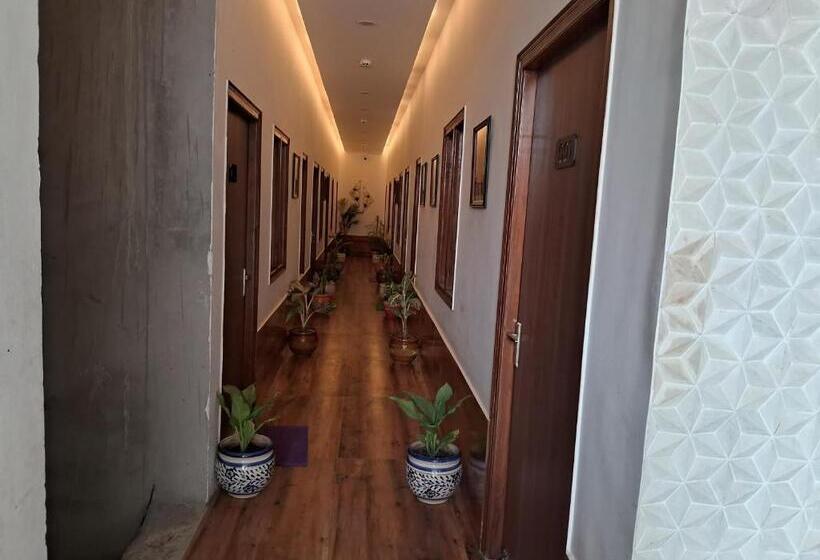 Номер Deluxe, Apoorva Guest House