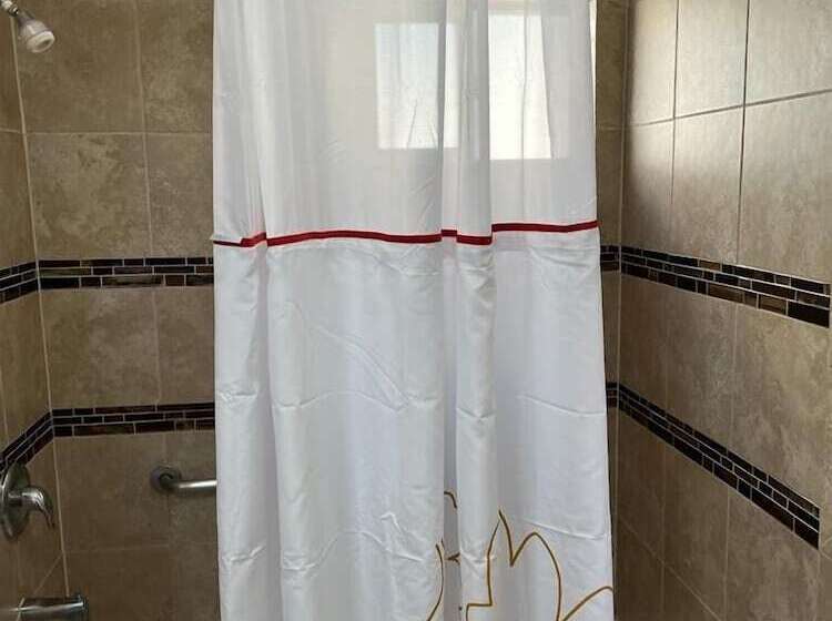 اتاق لوکس, Esquire Inn