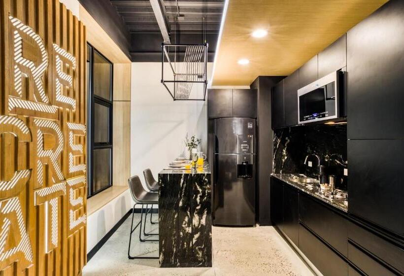 דירה בת חדר שינה 1 עם מרפסת, Downtown Designer Apartments By Uliv