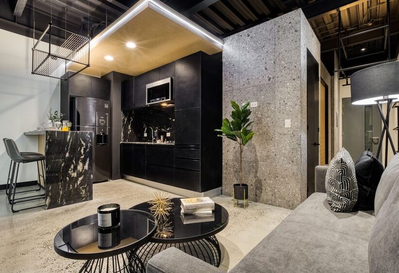 דירה בת חדר שינה 1 עם מרפסת, Downtown Designer Apartments By Uliv