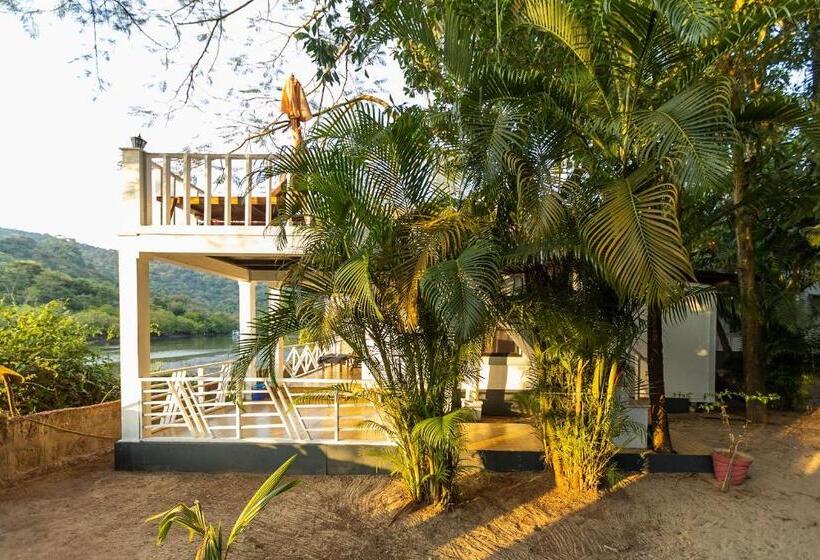 Suite with lake view, Feather Touch Hotels And Resorts Palolem