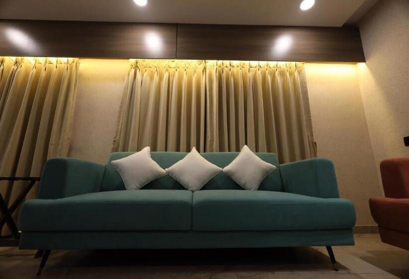 Люкс, Lords Eco Inn Navsari