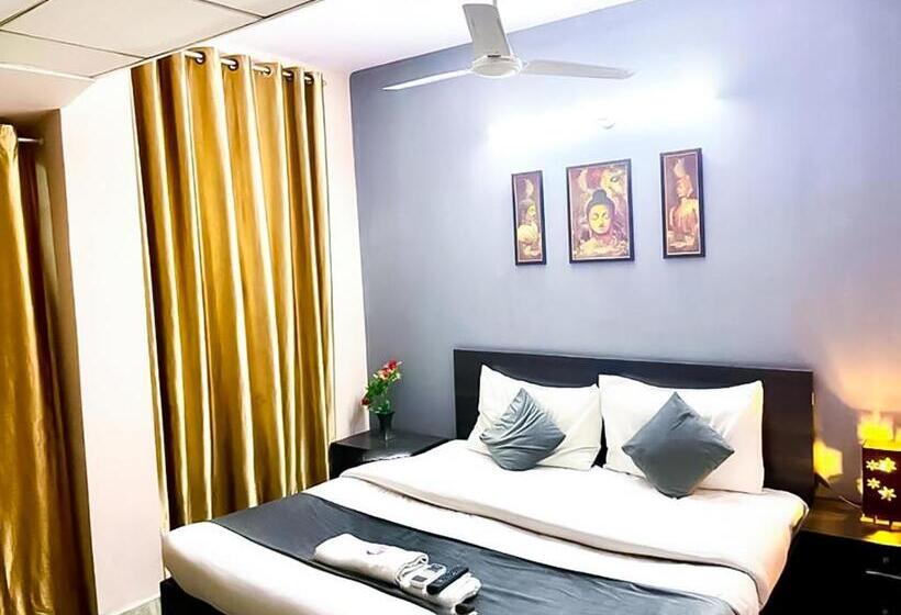 اتاق لوکس, Manya   Dlf Avenue Saket