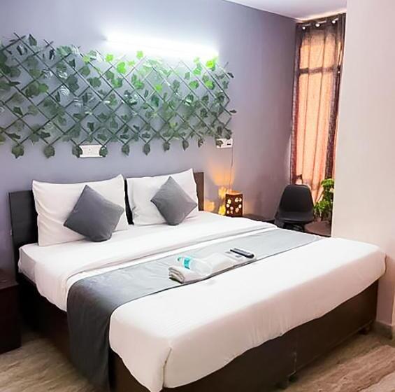 اتاق لوکس, Manya   Dlf Avenue Saket