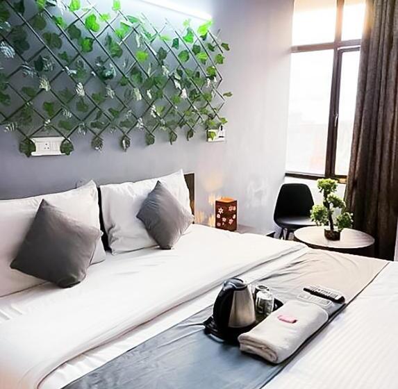 اتاق لوکس, Manya   Dlf Avenue Saket