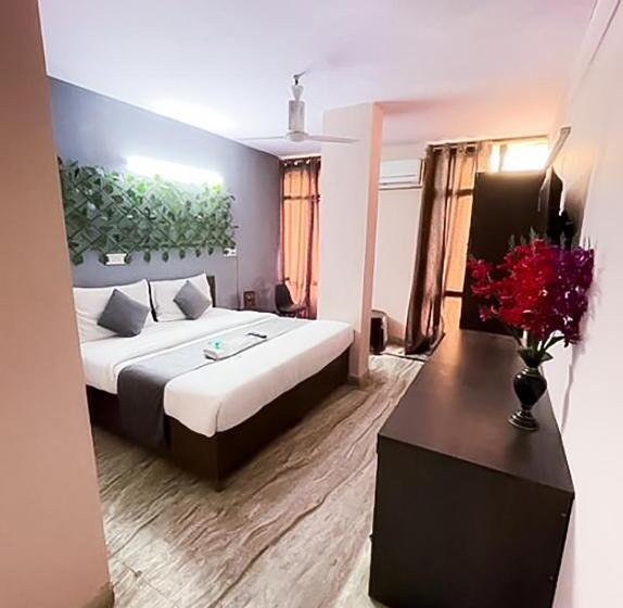 اتاق لوکس, Manya   Dlf Avenue Saket
