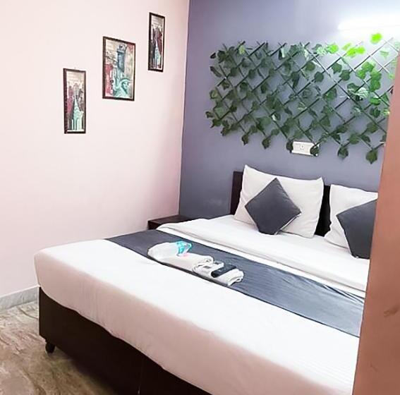 اتاق لوکس, Manya   Dlf Avenue Saket