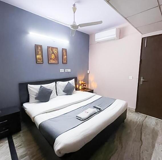 اتاق لوکس, Manya   Dlf Avenue Saket