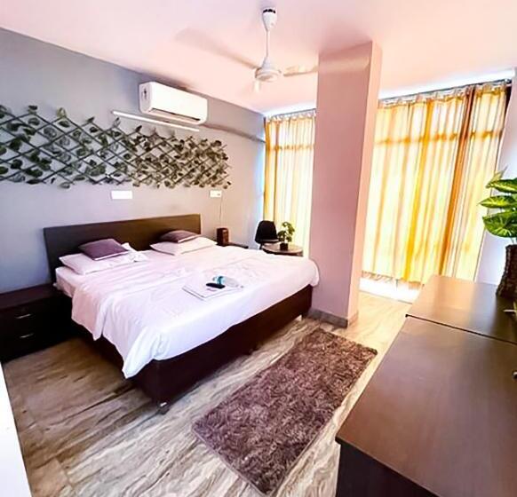 اتاق لوکس, Manya   Dlf Avenue Saket