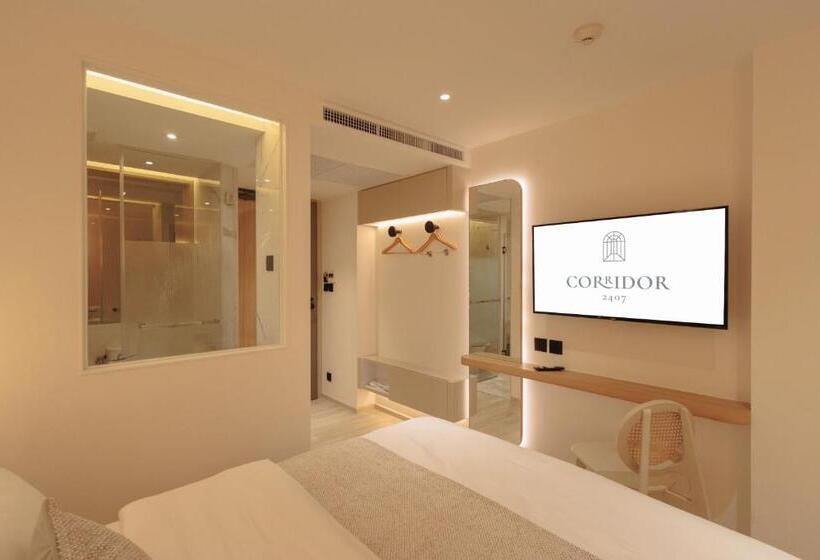 اتاق لوکس, Corridor 2407