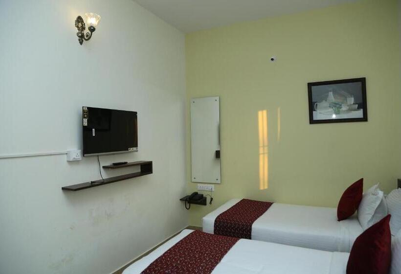 高级大房间, Bangalore Airport Inn Hotel, Airport Pickup & Drop Available 24x7