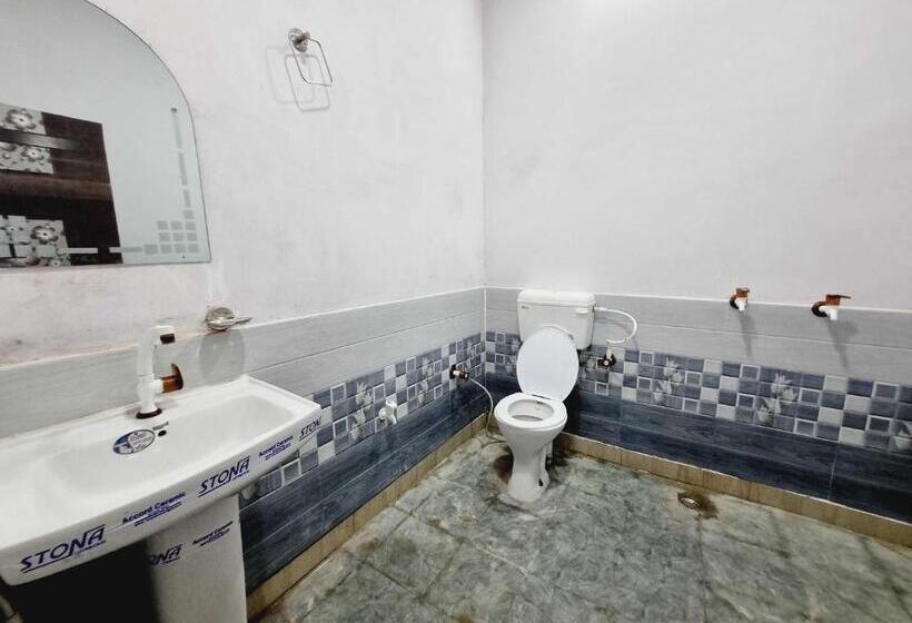 Трехместный Номер Классика, Oyo Hotel Shiva & Restaurant