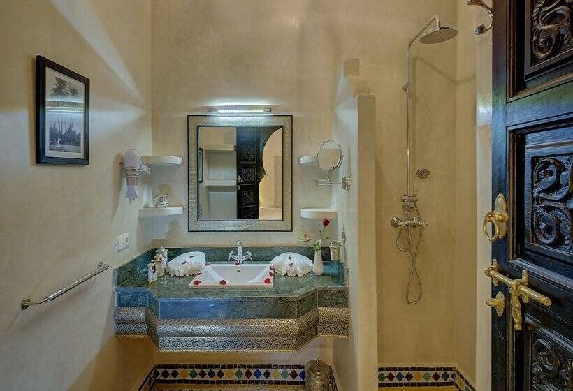 اتاق سوپریور سه تخته, Riad Almisk