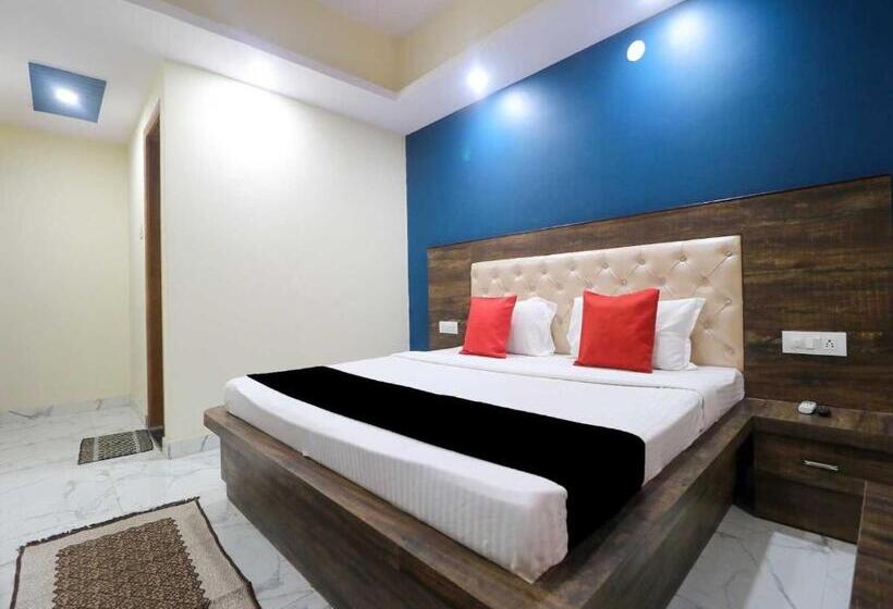 트리플 클래식 룸, Oyo Hotel Nekiram