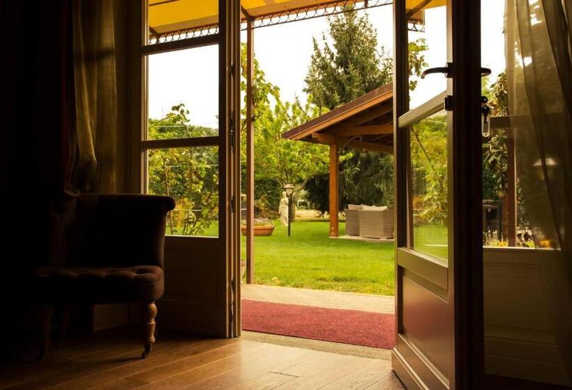اتاق استاندارد با چشم‌انداز باغ, Maison Louis