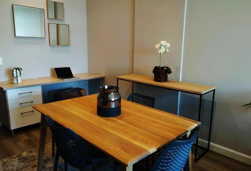 اتاق لوکس با بالکن, Menlyn Apartment