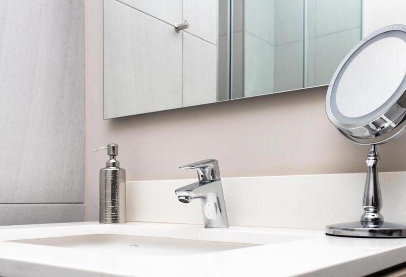 اتاق لوکس با بالکن, Menlyn Apartment