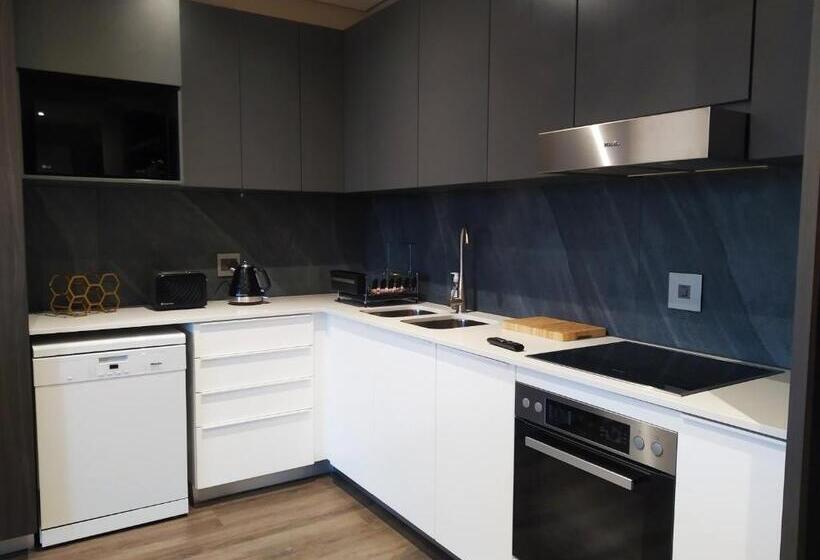 اتاق لوکس با بالکن, Menlyn Apartment
