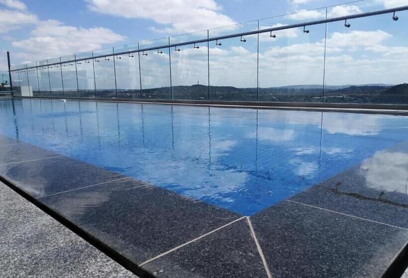 اتاق لوکس با بالکن, Menlyn Apartment