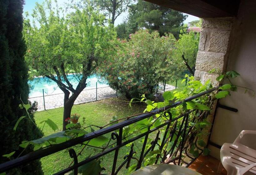 Апартаменты 1 Спальня Вид на Бассейн, Auberge De La Tour  Appartements