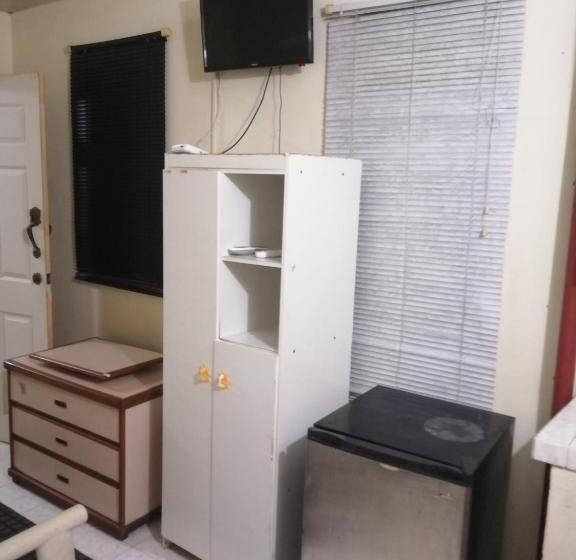 استودیوی استاندارد, Tonys Guest House