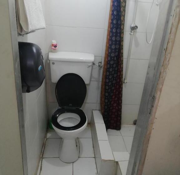 استودیوی استاندارد, Tonys Guest House