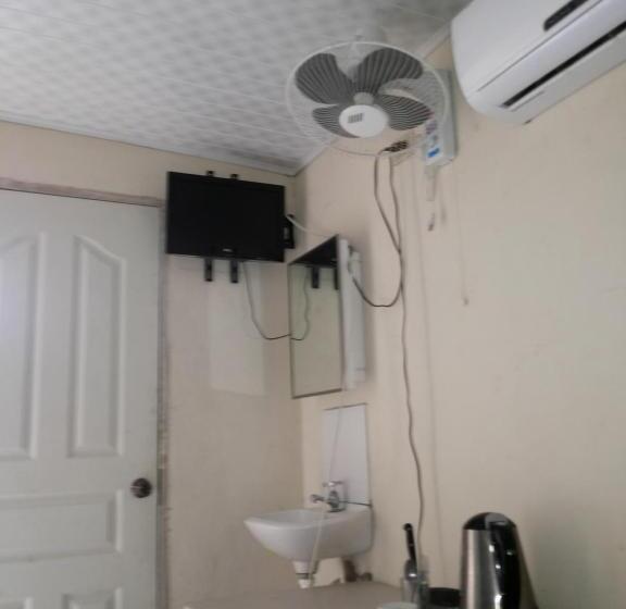 اتاق اکونومی, Tonys Guest House