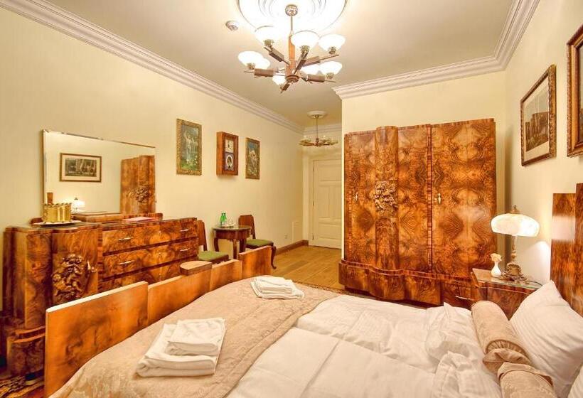 Номер Deluxe, Pałac Tłokinia