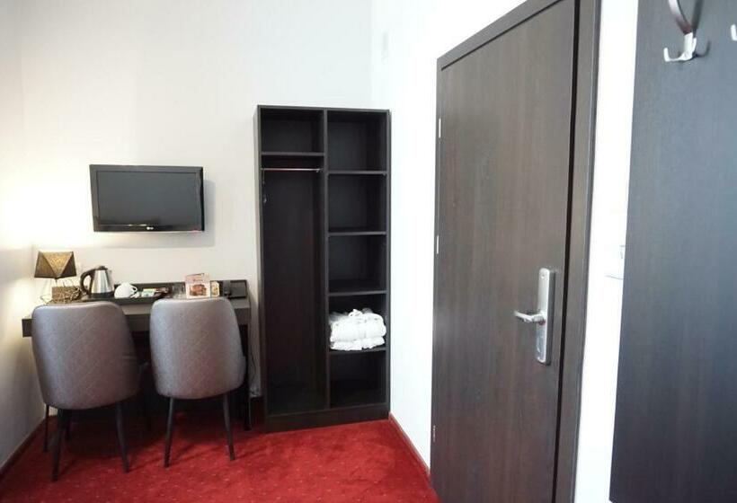 Номер Deluxe, Restauracja Varia