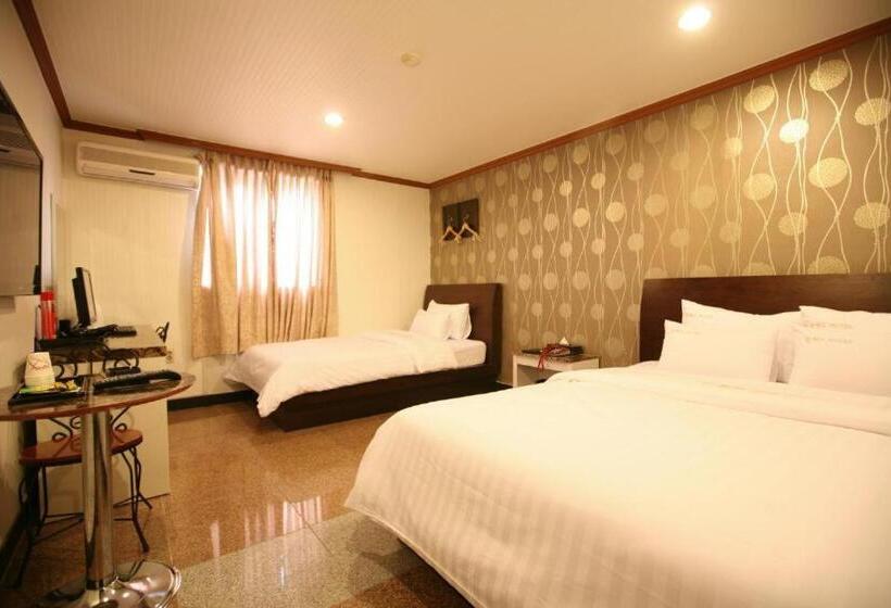 Quarto Deluxe, New World Hotel Yongsan